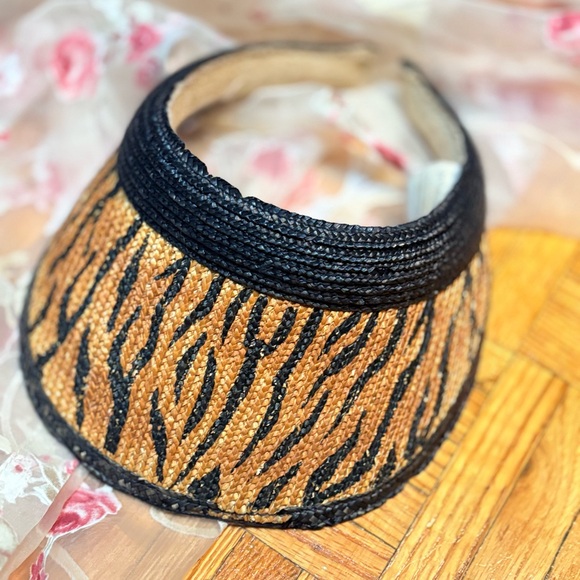 Liz Claiborne Accessories - 3/$30➡️ Animal Print Woven Visor for Casino or Bingo